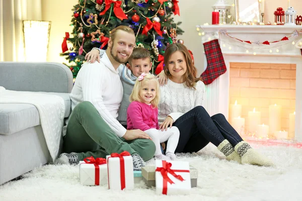 Família de Natal na sala de estar de férias — Fotografia de Stock