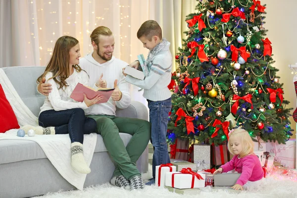 Vánoční rodina v obývacím pokoji dovolená — Stock fotografie
