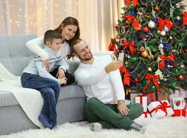 Feliz Família Fazendo Foto Casa Férias Sala Estar — Fotografia de Stock