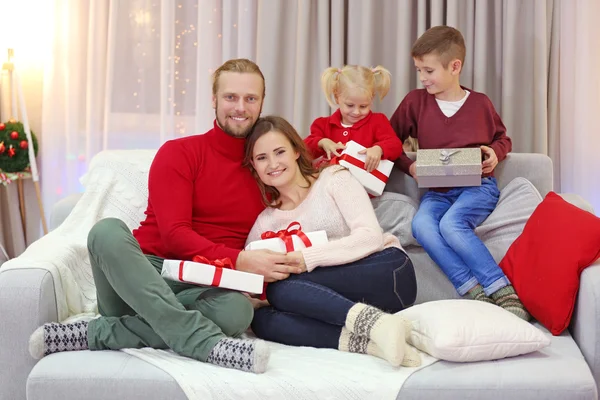 Família de Natal na sala de estar de férias — Fotografia de Stock