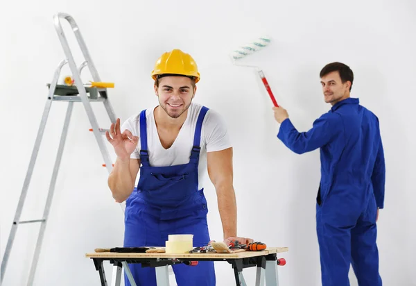 Trabajadores renovando apartamento — Foto de Stock