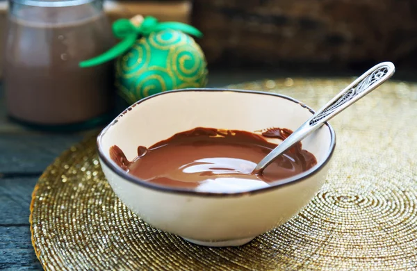 Smält choklad i skål, på trä bakgrund — Stockfoto