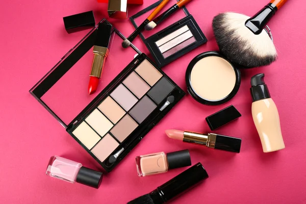 Kosmetika på rosa bakgrund — Stockfoto