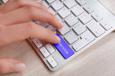 Laptop klavye rengi düğmesini ve word Servisi ile yakın çekim