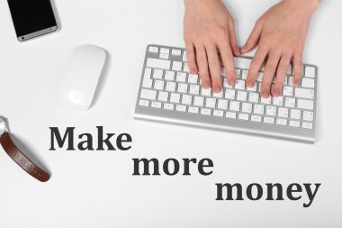 El ile üzerine beyaz izole bilgisayar klavye