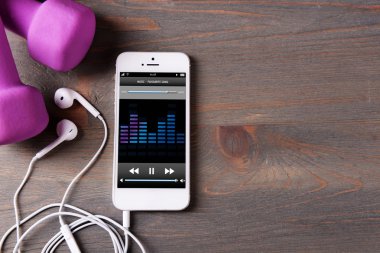 Hareket eden telefon ve kulaklık 