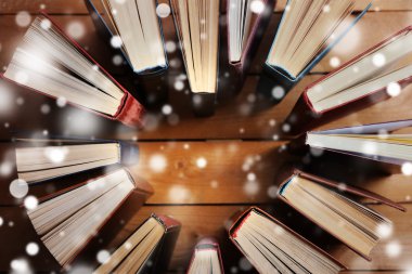 Kitap, ahşap arka plan üzerinde kar etkisi kalp