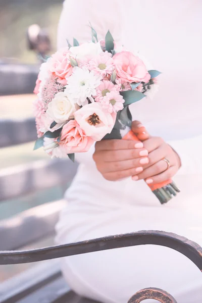 Bouquet de mariage à la main — Photo