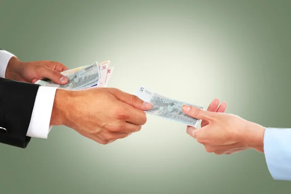 Vrouw hand neemt geld uit de man's hand — Stockfoto