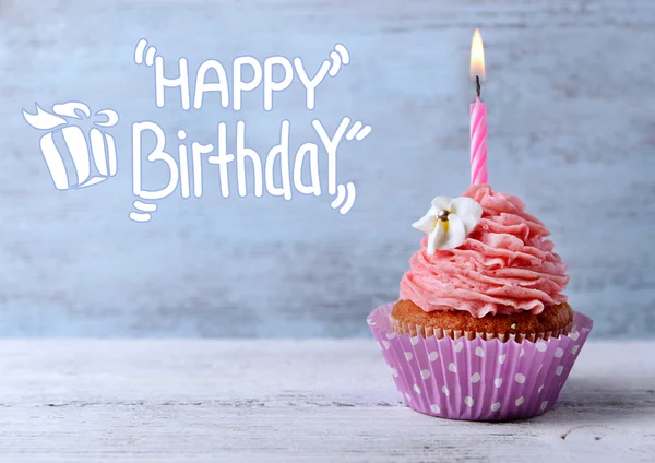 Herkullinen syntymäpäivä cupcake — kuvapankkivalokuva