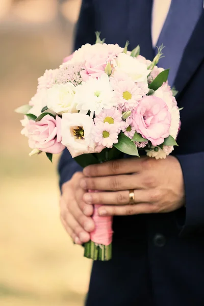 Groom with wedding bouquet — Stock Photo, Image