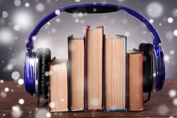 Livros e fones de ouvido sobre efeito neve — Fotografia de Stock