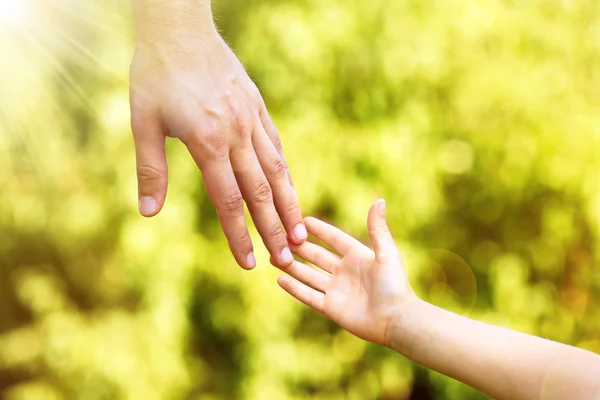 Hände von Vater und Sohn — Stockfoto