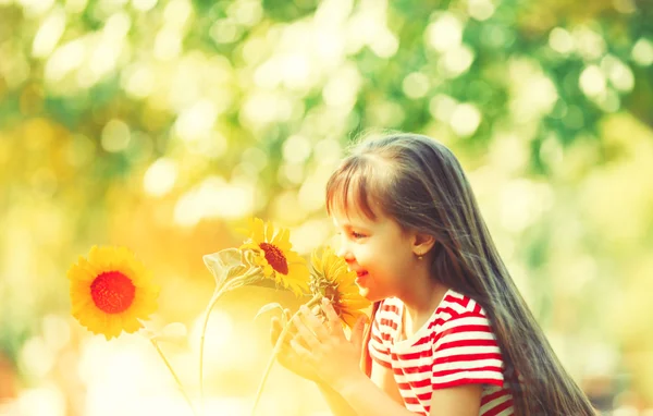 Petite fille avec des tournesols — Photo