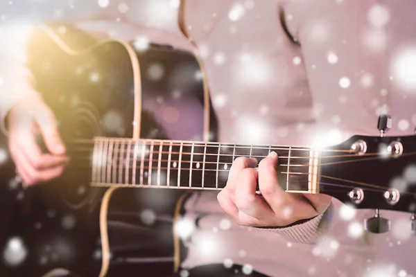 Guitare acoustique dans les mains des femmes — Photo