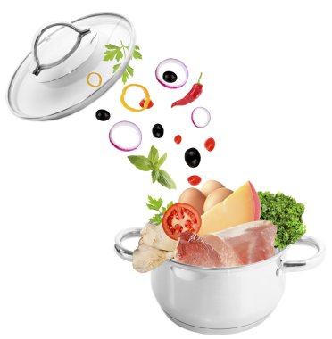 Taze sebze üzerinde beyaz izole bir güveç tencerede içine düşme