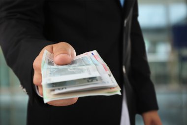 Euro elinde olmayan bir erkek  