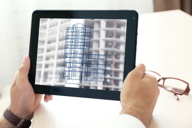 Yeni evi projesi tablet-pc üzerinde gösterilen mimar, yakın çekim