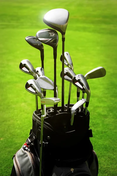 Golf bag s holemi na zelené louce, zblízka — Stock fotografie