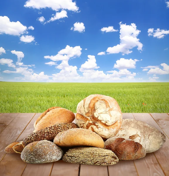 Frisches Brot auf Holztisch — Stockfoto