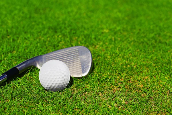 Golfschläger und Ball auf grünem Rasen — Stockfoto