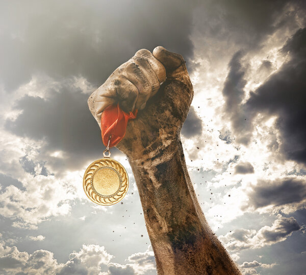 Золотая медаль в грязи
