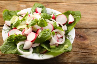 Taze sebze salatası, masaya yakın.