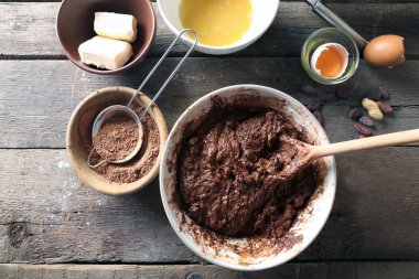 Masada çikolatalı pasta yakın çekim için hamur hazırlanıyor