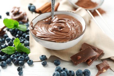 Çikolatalı Krema ve yaban mersini ile güzel kompozisyon