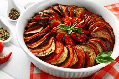 Ratatouille - geleneksel Fransız Provenkal sebze yemeği fırında pişirildi