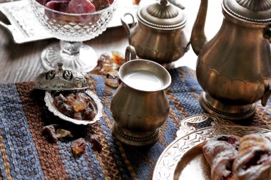 Antika çay-Türk lokumu kümesiyle ve tablo yakın çekim üzerinde kabartma