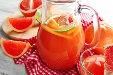 Hafif ahşap zemin üzerine taze meyve ve narenciye suyu kavanoz