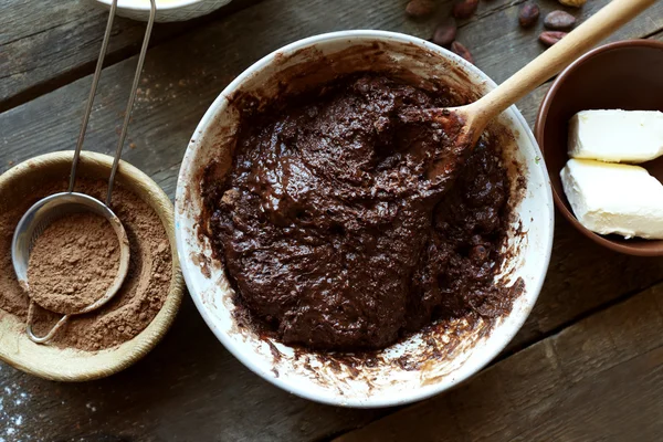 Preparación de la masa para el pastel de chocolate en la mesa de cerca — Foto de Stock