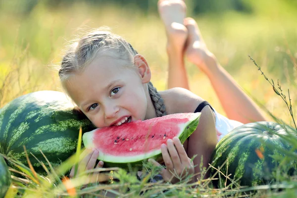 Menina pequena com melancias — Fotografia de Stock