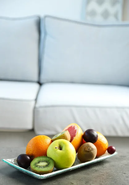 Свежие фрукты на столе в гостиной, закрыть — стоковое фото