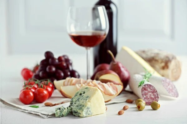 Naturaleza muerta con varios tipos de comida italiana y vino —  Fotos de Stock