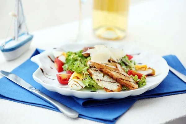 Gustosa insalata sul tavolo bianco servito — Foto Stock