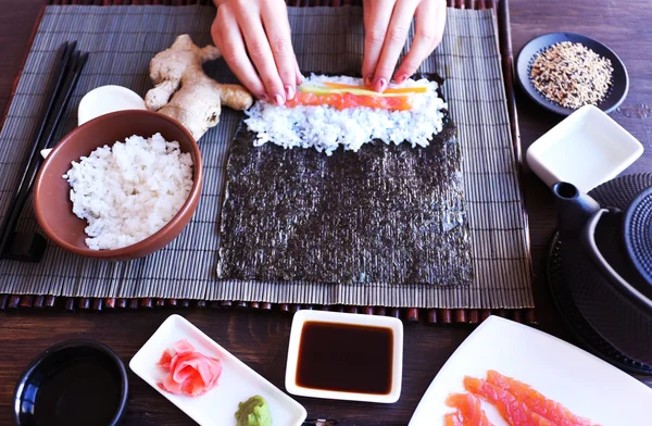 Het proces van het maken van sushi en rollen — Stockfoto