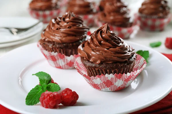 Chocolate cupcakes em placa close-up — Fotografia de Stock