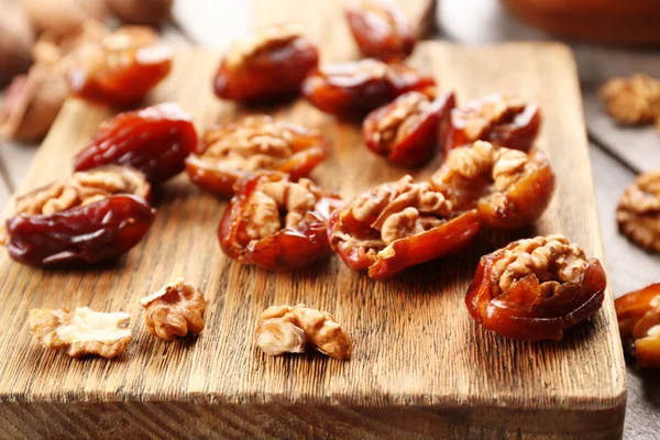 Nuez, fruta de la fecha en la mesa de madera, primer plano —  Fotos de Stock