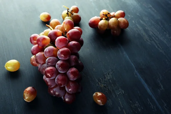Soczyste winogrona fioletowe, na tle drewniane — Zdjęcie stockowe