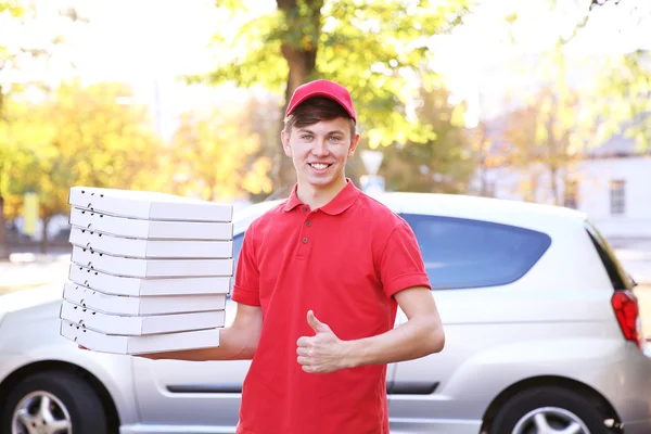 Rapaz de entrega com caixas de pizza — Fotografia de Stock