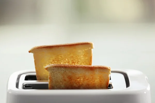 Beberapa roti panggang berkerak di pemanggang roti, close-up — Stok Foto