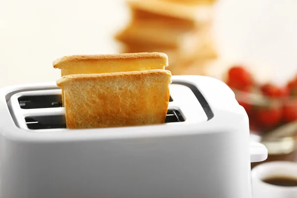 Пара грубих тостів у тості, крупним планом — стокове фото