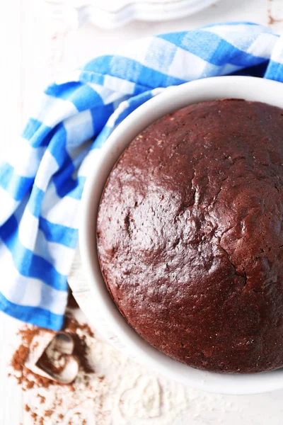 Cooked chocolate pie in a baking tray on a table, top view — Stock Photo, Image