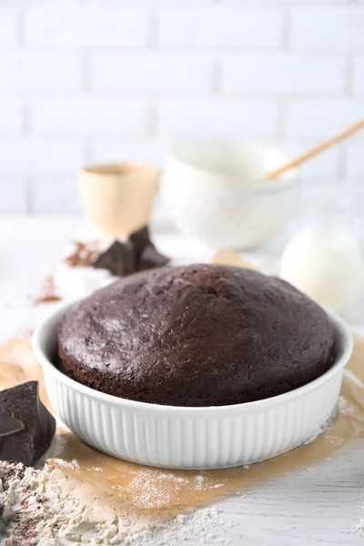 Готовый шоколадный пирог в подносе для выпечки на столе — стоковое фото