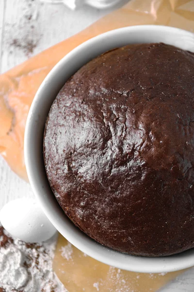 Bir tabloda, üstten görünüm fırın tepsisinde çikolatalı pasta pişmiş — Stok fotoğraf