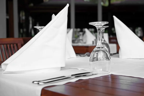 Serwowane stół w restauracji zbliżenie — Zdjęcie stockowe