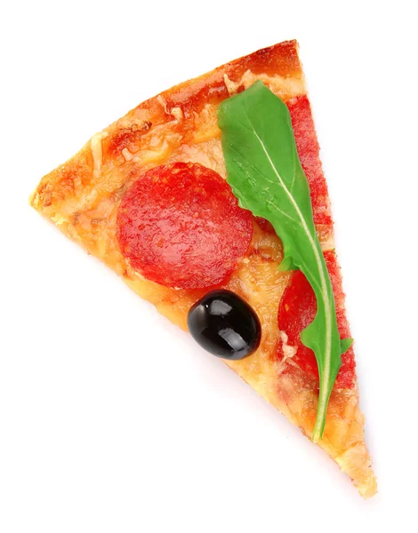 Fetta di pizza al peperoncino con olive e rucola, isolata su bianco — Foto Stock