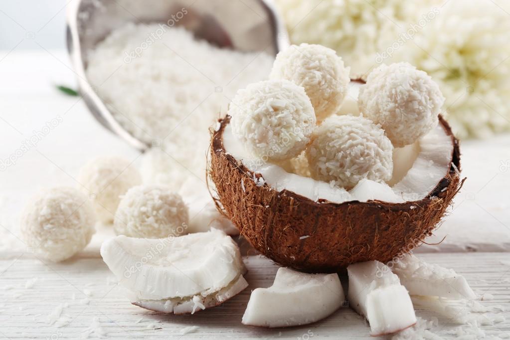 Массажная свеча Petits JouJoux Trip to Waikiki кокос-ананас, 43 гр E29073 - Petits Joujoux - Массажные свечи - Купить